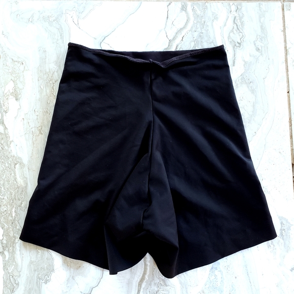 💥💥💥SOLD💥💥💥Love Your Assets Shorts - Picture 4 of 6